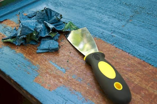 Verf verwijderen van hout: zo pak je het veilig en effectief aan